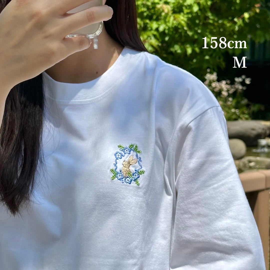 ネモフィラに見惚れるウサギ