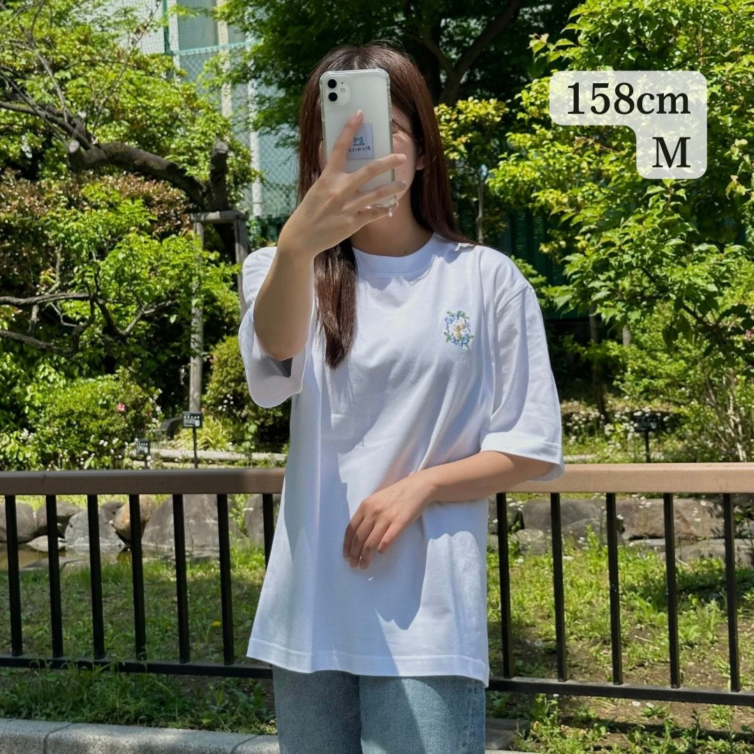 ネモフィラに見惚れるウサギ