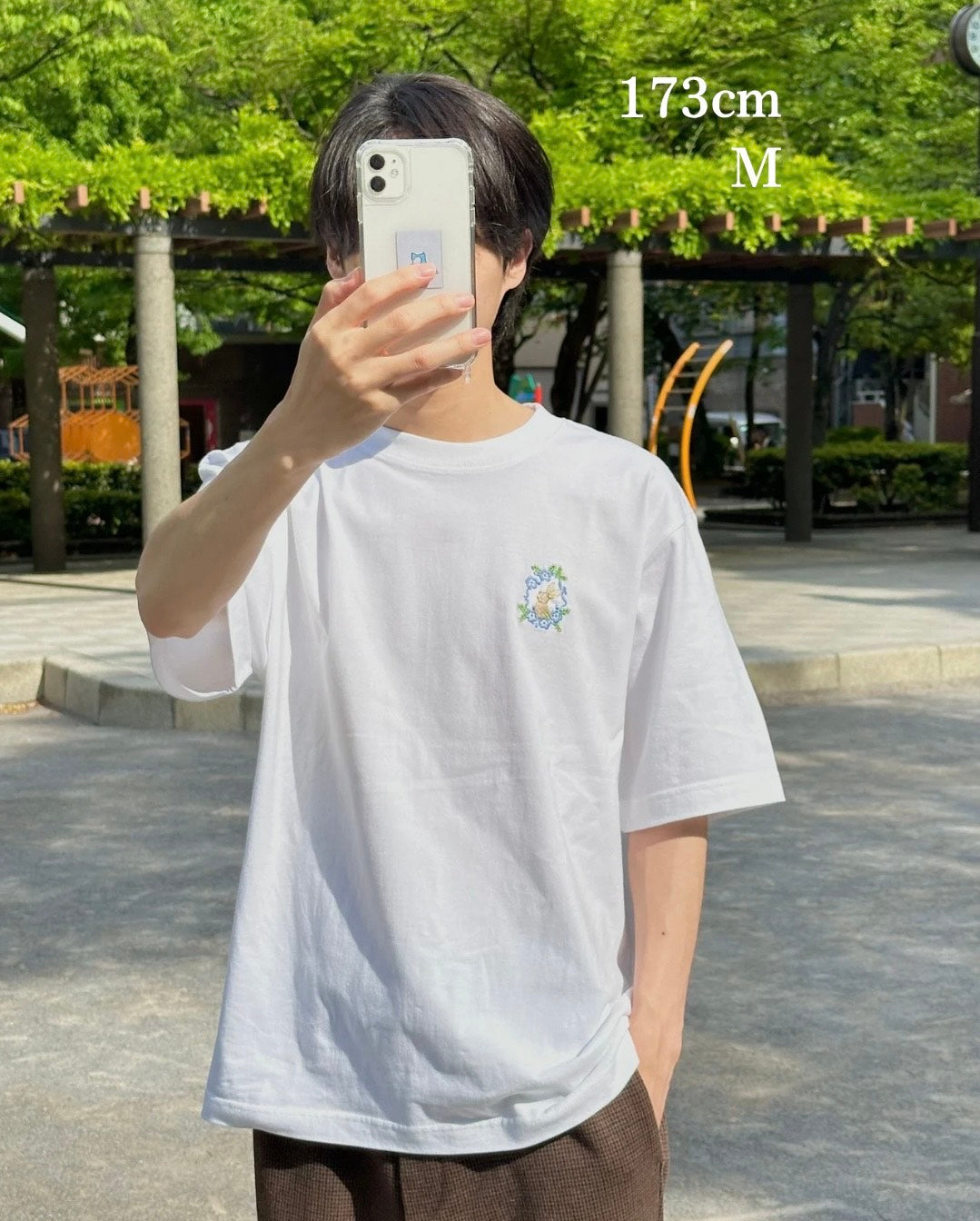 ネモフィラに見惚れるウサギ