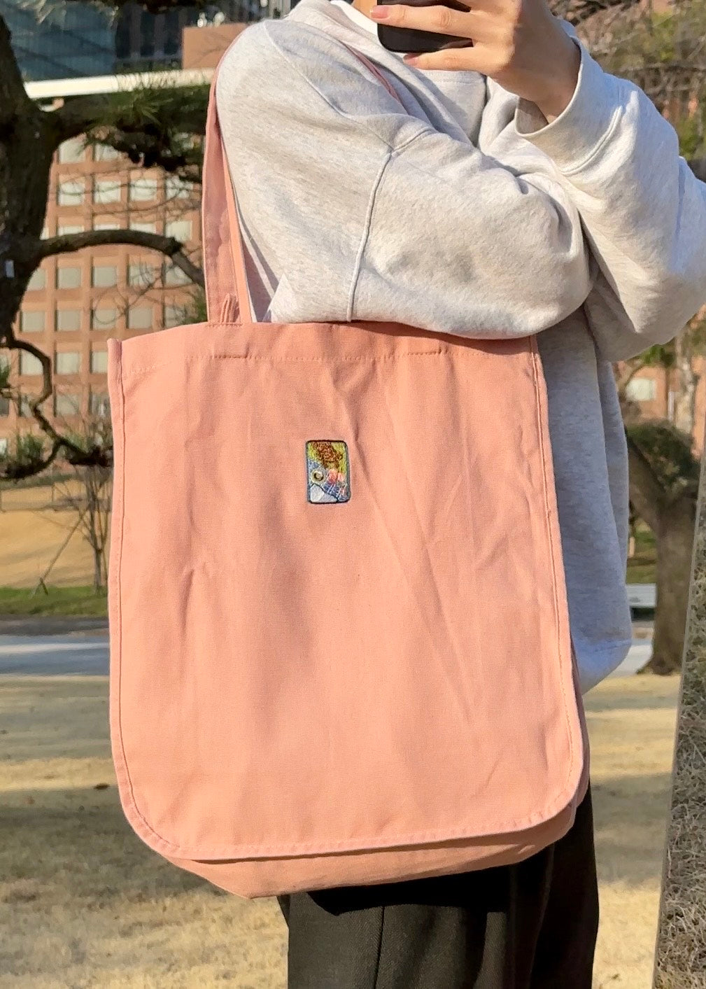 ドーナッツを狙うわんこ（トートバッグ）