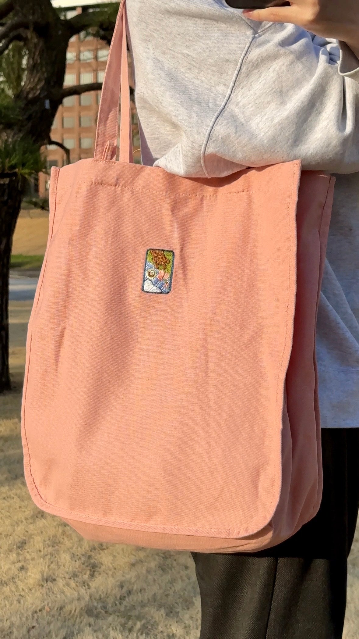 ドーナッツを狙うわんこ（トートバッグ）