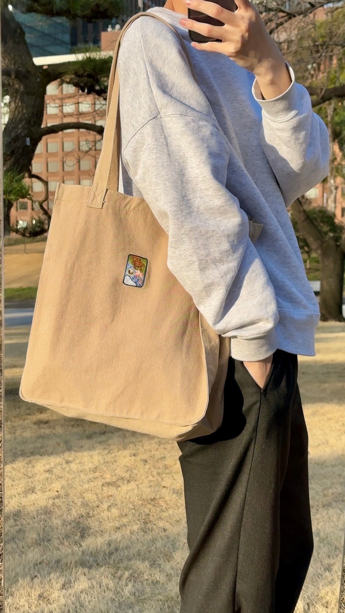 ドーナッツを狙うわんこ（トートバッグ）