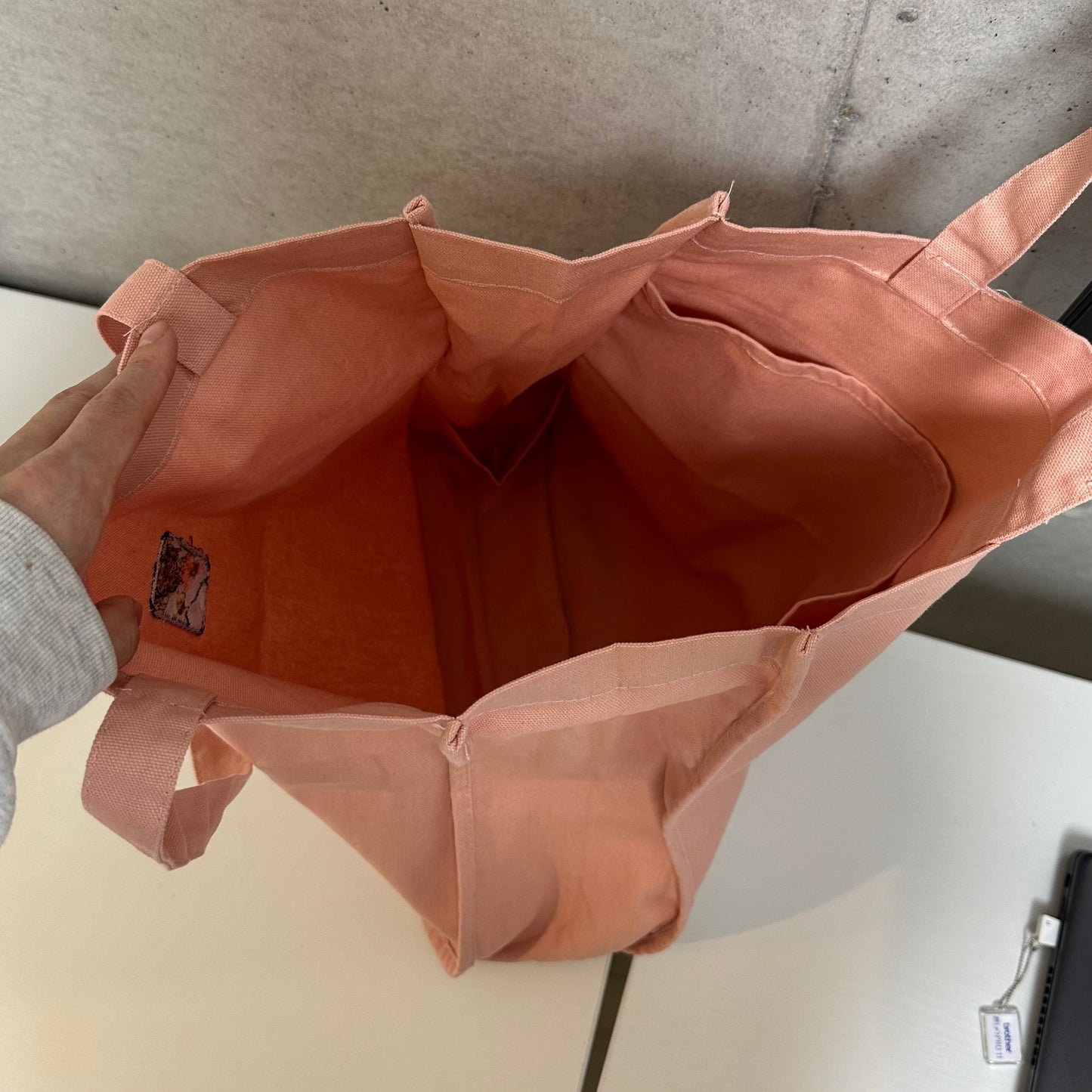 ドーナッツを狙うわんこ（トートバッグ）