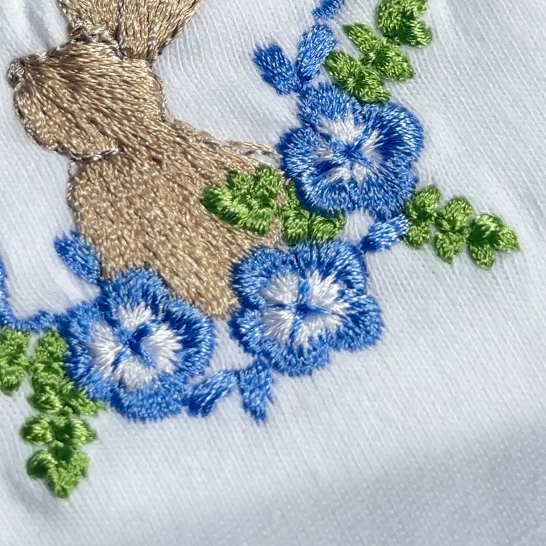 ネモフィラに見惚れるウサギ