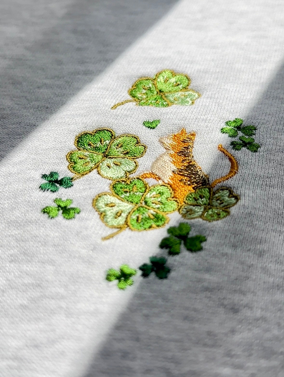 【新作】じゃれあう猫とクローバー